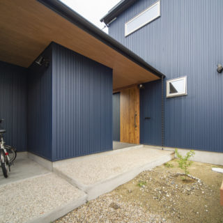 完全注文住宅の施工事例「こだわりのつまったダークブルー×木目のお家」